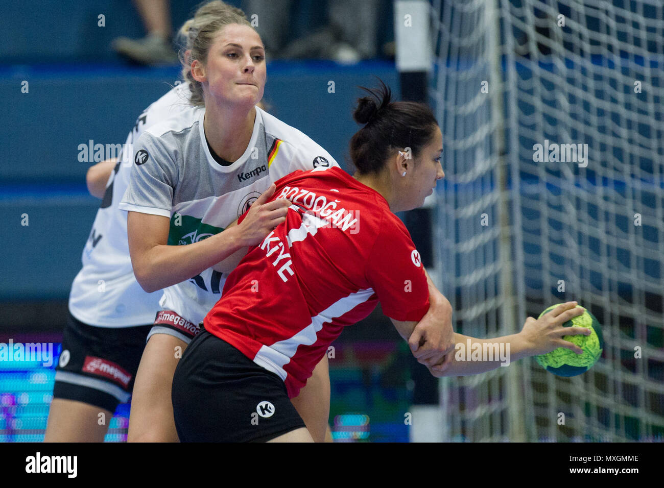 Gummersbach, Deutschland. 03rd June, 2018. Alicia STOLLE (left, GER) versus Doene Guel BOZDOGAN (Done Gssl, TUR), action, duels, handball Women's European Championship Qualification, Group 6, Germany (GER) - Turkey (TUR) 40:17, on 02.06.2018 in Gummersbach/Germany. | usage worldwide Credit: dpa/Alamy Live News Stock Photo