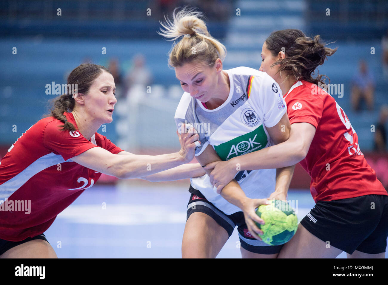 Gummersbach, Deutschland. 03rd June, 2018. Angie GESCHKE (mi., GER) versus Asli ISKIT (left, right) and Yasemin GUELER (Gsseler, TUR), action, fight for the ball, handball women's European Championship qualification, group 6, Germany (GER) - Turkey ( TUR) 40:17, on 02.06.2018 in Gummersbach/Germany. | usage worldwide Credit: dpa/Alamy Live News Stock Photo