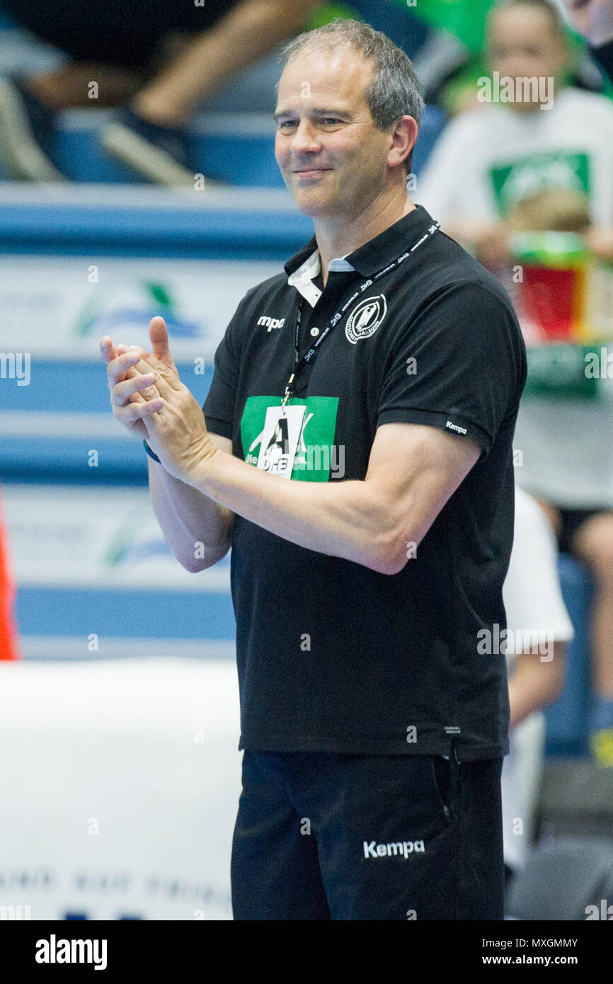 Gummersbach, Deutschland. 03rd June, 2018. Henk GROENER (coach, GER) applauds, applause, applaud, claps his hands (Hssnde), applause, clap, half figure, half figure, portrait, laughsd, mumbling, mumbling, murmuring, laughs, facial expressions, gesture, gesture, handball EM -Qualification of Women, Group 6, Germany (GER) - Turkey (TUR) 40:17, on 02.06.2018 in Gummersbach/Germany. | usage worldwide Credit: dpa/Alamy Live News Stock Photo