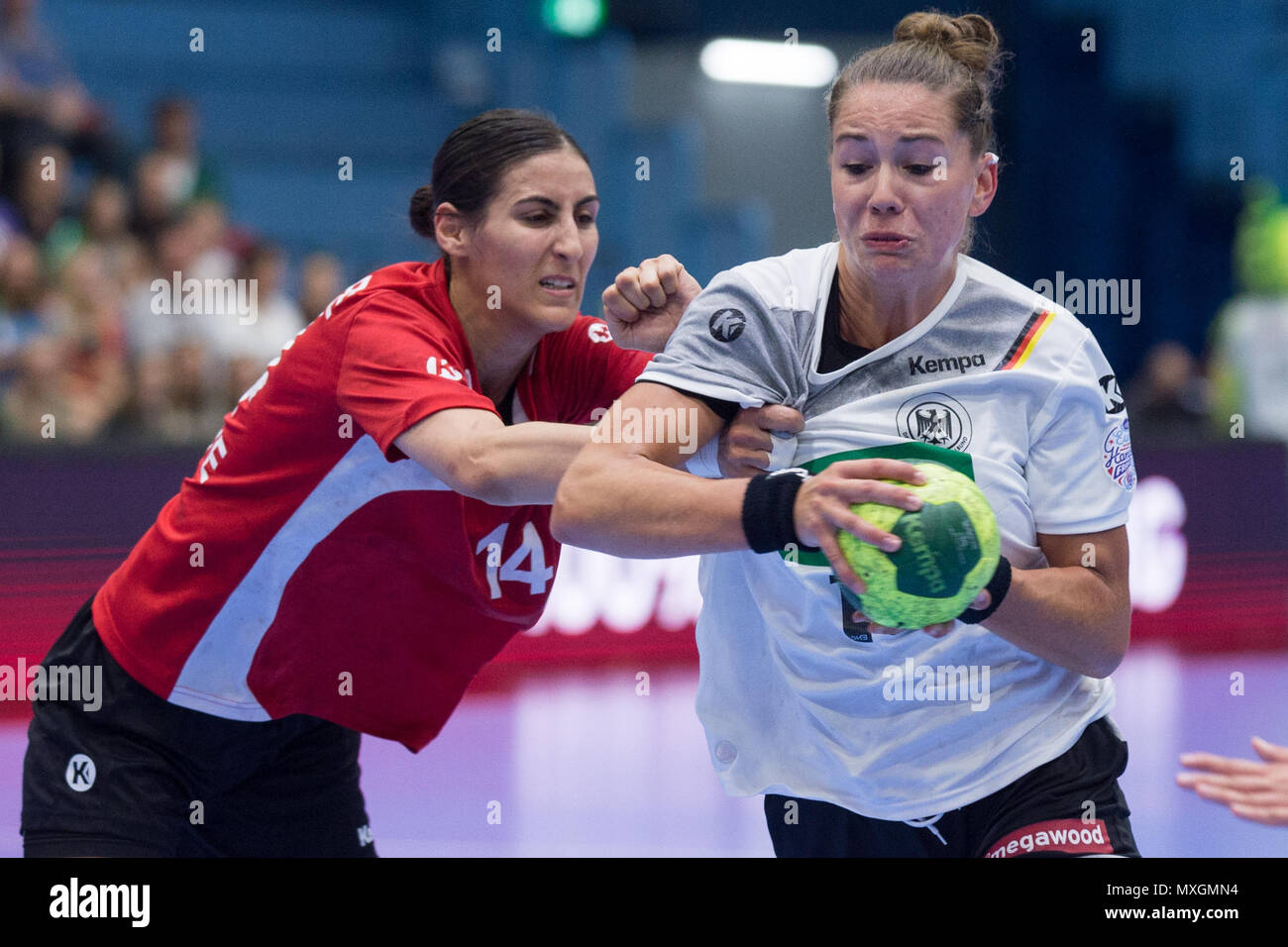 Gummersbach, Deutschland. 03rd June, 2018. Nurceren AKGUEN GOEKTEPE (left, Akgssn Goktepe, TUR) versus Emily BOELK (Bolk, GER), Action, duels, Handball European Championship Qualification of Women, Group 6, Germany (GER) - Turkey (TUR) 40:17, on 02.06 .2018 in Gummersbach/Germany. | usage worldwide Credit: dpa/Alamy Live News Stock Photo