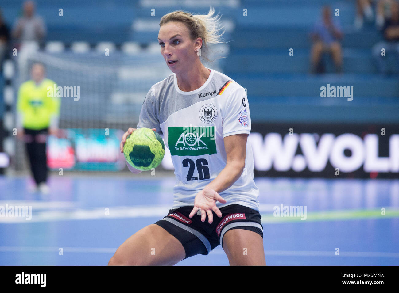 Gummersbach, Deutschland. 03rd June, 2018. Angie GESCHKE (GER), with Ball, single action with ball, action, half figure, half figure, handball European Championship Qualification of Women, Group 6, Germany (GER) - Turkey (TUR) 40:17, on 02.06.2018 in Gummersbach/Germany. | usage worldwide Credit: dpa/Alamy Live News Stock Photo