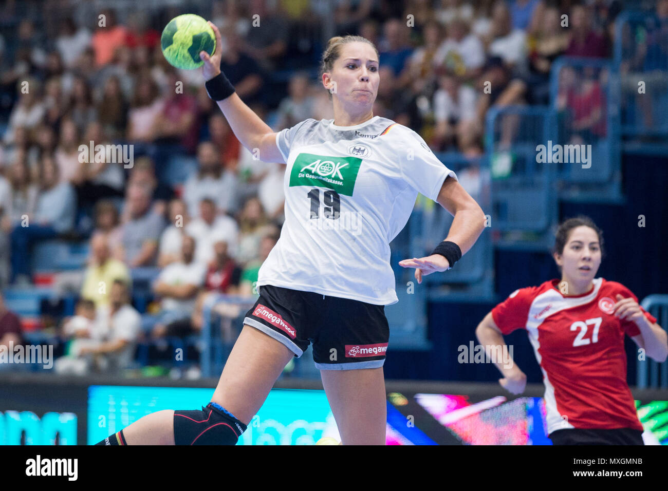 Gummersbach, Deutschland. 03rd June, 2018. Emily BOELK (Bolk, GER), with Ball, Single Action with Ball, Action, Throwing, Throwing, Throws, Half Figure, Half Figure, Women's Handball European Championship Qualification, Group 6, Germany (GER) - Turkey (TUR) 40:17, on 02.06.2018 in Gummersbach/Germany. | usage worldwide Credit: dpa/Alamy Live News Stock Photo