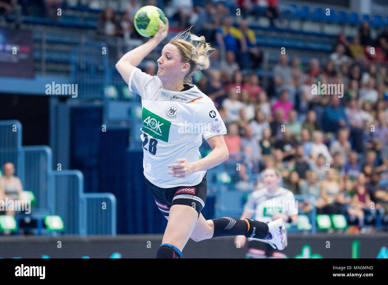 Gummersbach, Deutschland. 03rd June, 2018. Franziska MUELLER (Mssller, GER), with ball, single action with ball, action, half figure, half figure, throw, throwing, handball European Championship Women's Qualification, Group 6, Germany (GER) - Turkey (TUR) 40:17, on 02.06.2018 in Gummersbach/Germany. | usage worldwide Credit: dpa/Alamy Live News Stock Photo