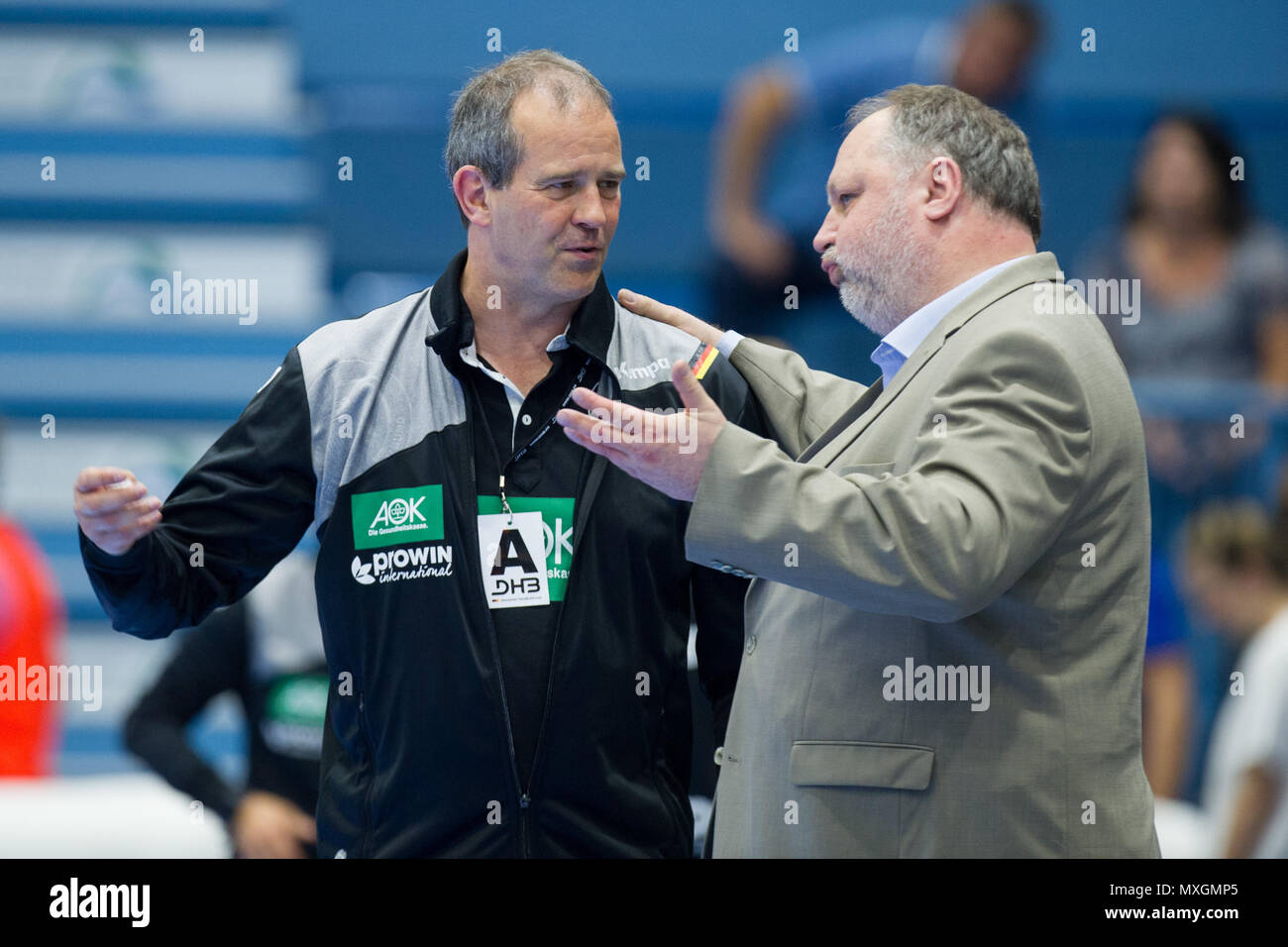 Gummersbach, Deutschland. 03rd June, 2018. Henk GROENER (left, coach, GER) talks to Andreas MICHELMANN (DHB-President), half figure, half figure, gesture, gesture, talking, discussing, discussing, Women's Handball European Championship Qualification, Group 6, Germany (GER) - Turkey (TUR) 40:17, on 02.06.2018 in Gummersbach/Germany. | usage worldwide Credit: dpa/Alamy Live News Stock Photo