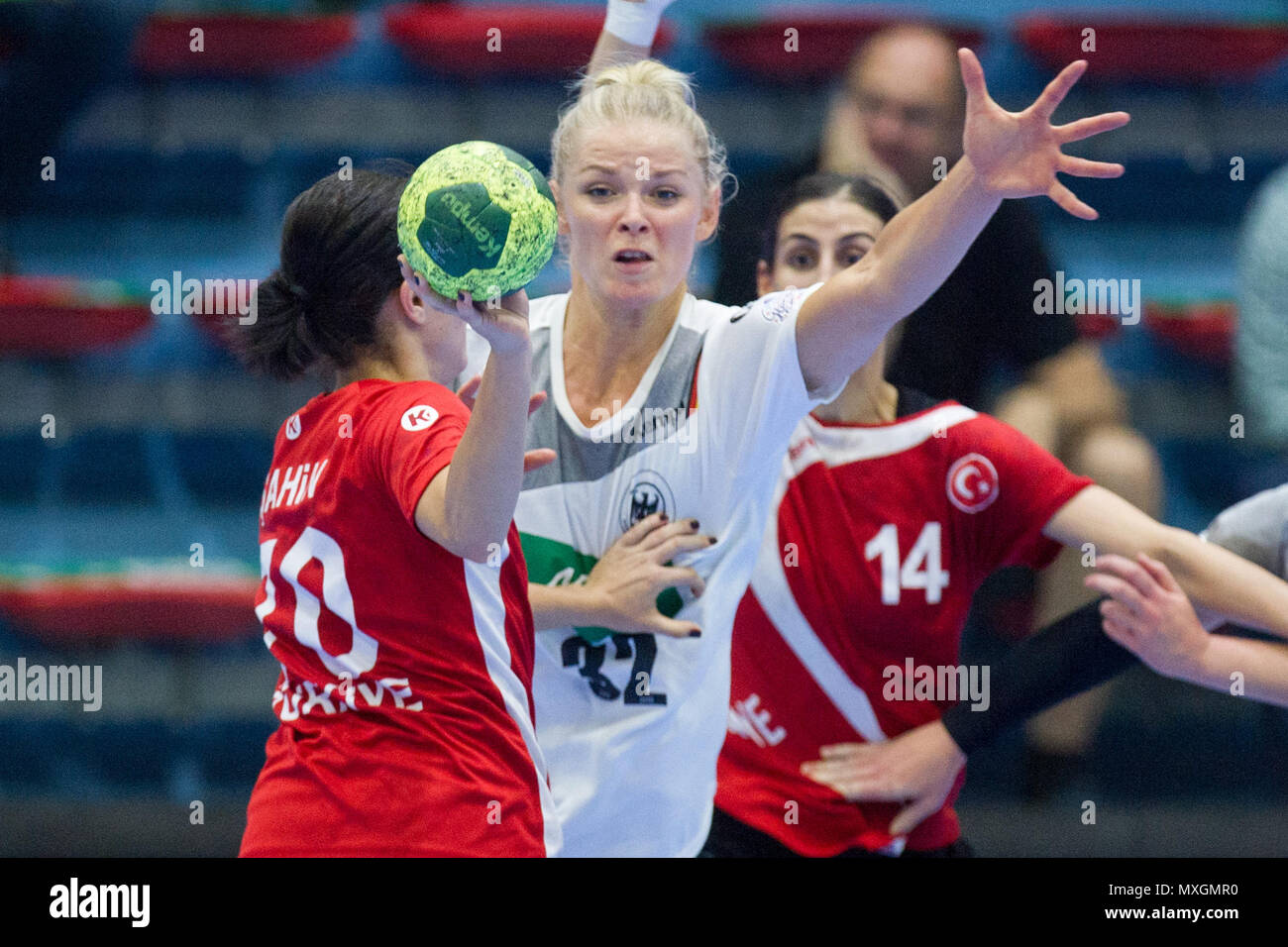Gummersbach, Deutschland. 03rd June, 2018. Ewgenija MINEVSKAJA (right, GER) versus Burcu DINDAR (TUR), Action, Fight for the Ball, Handball European Championship Qualification of Women, Group 6, Germany (GER) - Turkey (TUR) 40:17, on 02.06.2018 in Gummersbach/Germany. | usage worldwide Credit: dpa/Alamy Live News Stock Photo