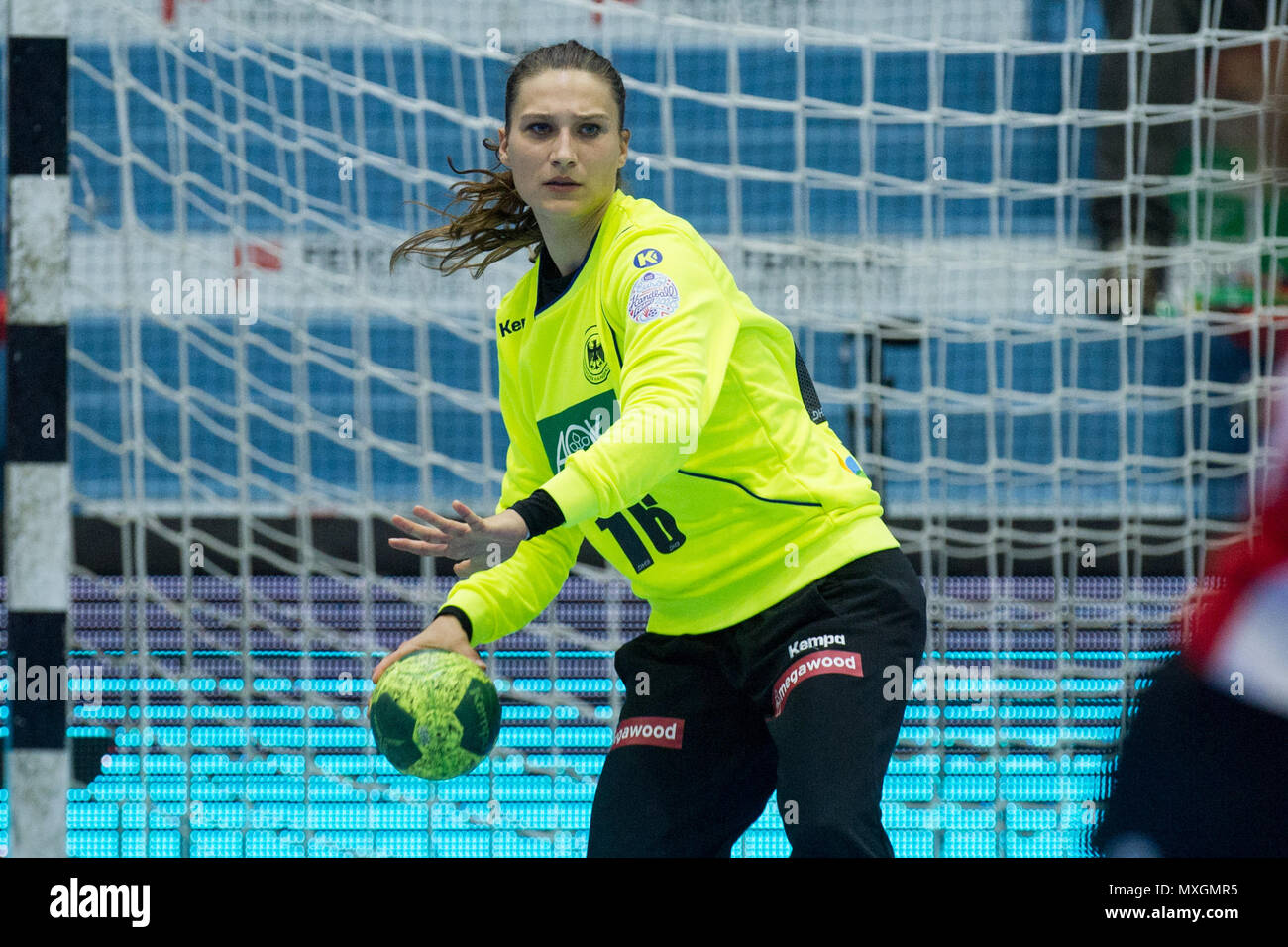 Gummersbach, Deutschland. 03rd June, 2018. goalkeeper/goalie Isabell ROCH (GER), with Ball, single action with ball, action, half figure, half figure, handball European Championship Qualifiers, Group 6, Germany (GER) - Turkey (TUR) 40:17, on 02.06.2018 in Gummersbach/Germany. | usage worldwide Credit: dpa/Alamy Live News Stock Photo