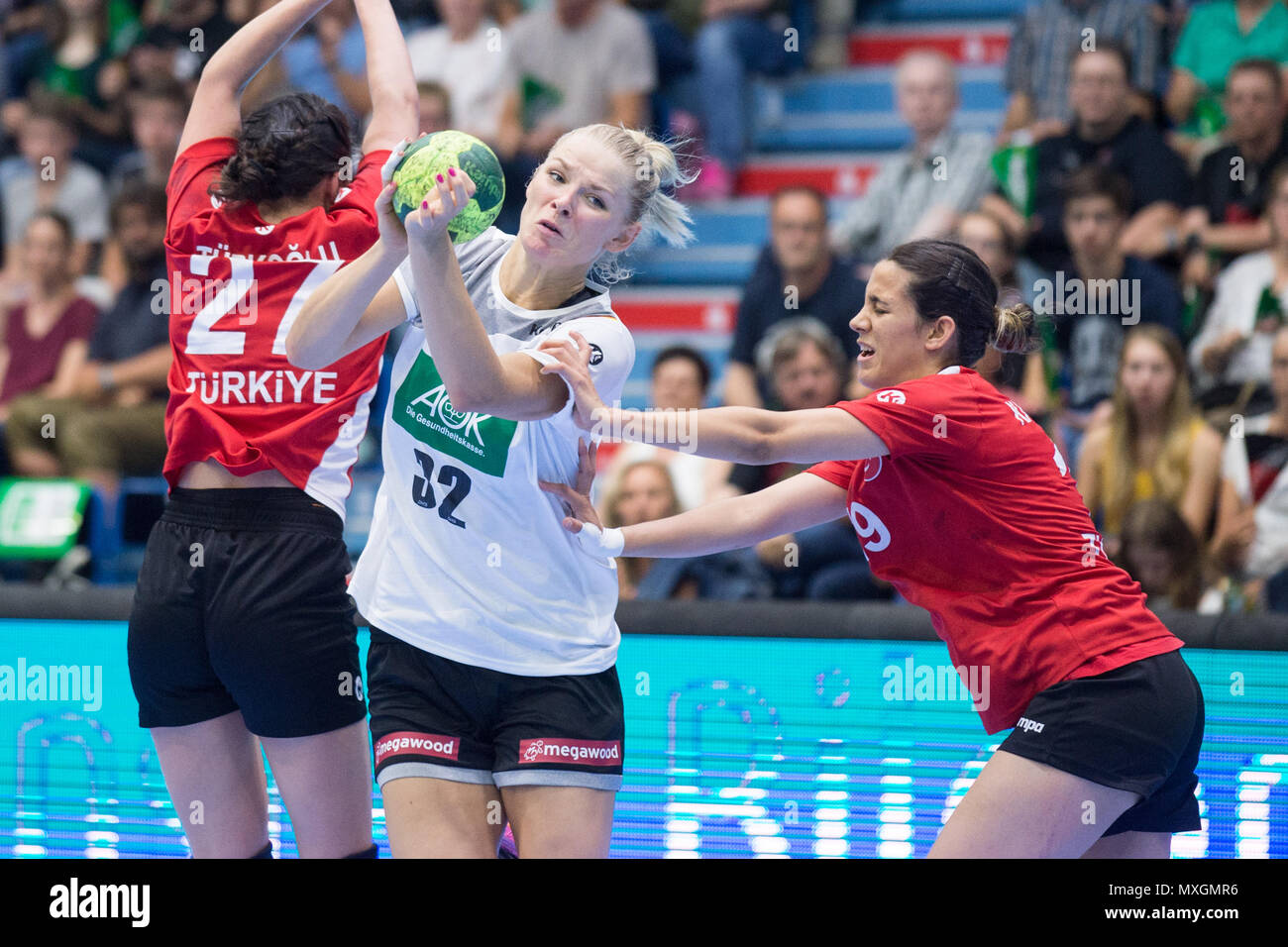 Gummersbach, Deutschland. 03rd June, 2018. Ewgenija MINEVSKAJA (mi., GER) versus Sibel KAREMEKE (right, TUR) and Beyza Irem TUERKOGLU (Tssrkoglu, TUR), action, fight for the ball, women's handball European Championship qualification, group 6, Germany (GER) - Turkey (TUR) 40:17, on 02.06.2018 in Gummersbach/Germany. | usage worldwide Credit: dpa/Alamy Live News Stock Photo