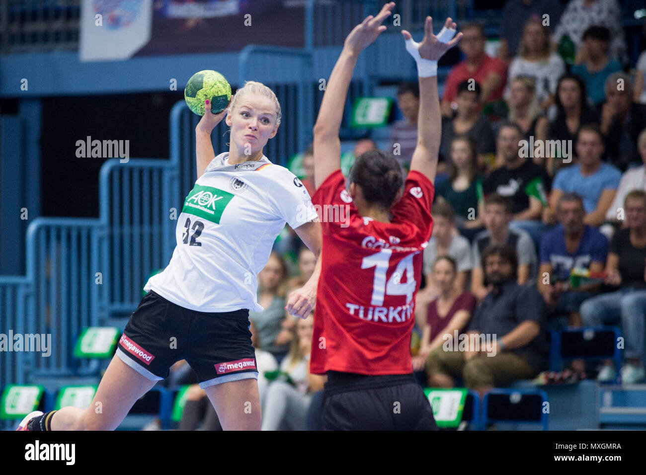 Gummersbach, Deutschland. 03rd June, 2018. Ewgenija MINEVSKAJA (left, GER) vs Nurceren AKGUEN GOEKTEPE (Akgssn Goktepe, TUR), action, duels, throw, throwing, throws, handball Women's European Championship Qualification, Group 6, Germany (GER) - Turkey (TUR) 40: 17, on 02.06.2018 in Gummersbach/Germany. | usage worldwide Credit: dpa/Alamy Live News Stock Photo