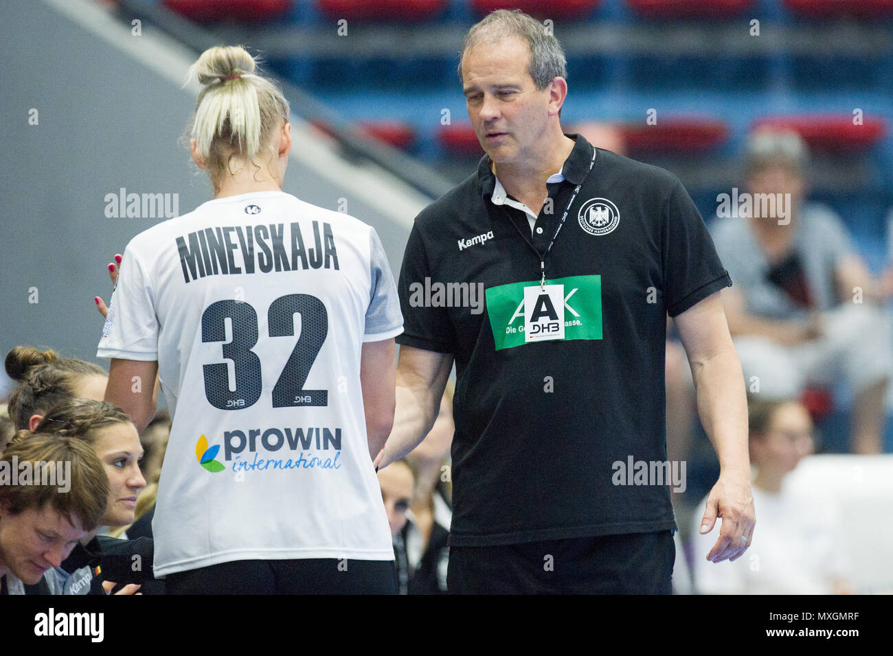 Gummersbach, Deutschland. 03rd June, 2018. Henk GROENER (re., Coach, GER) talks to Ewgenija MINEVSKAJA (GER), talking, talking, half figure, half figure, handball European Championship Qualifiers, Group 6, Germany (GER) - Turkey (TUR) 40:17, on 02.06.2018 in Gummersbach/Germany. | usage worldwide Credit: dpa/Alamy Live News Stock Photo