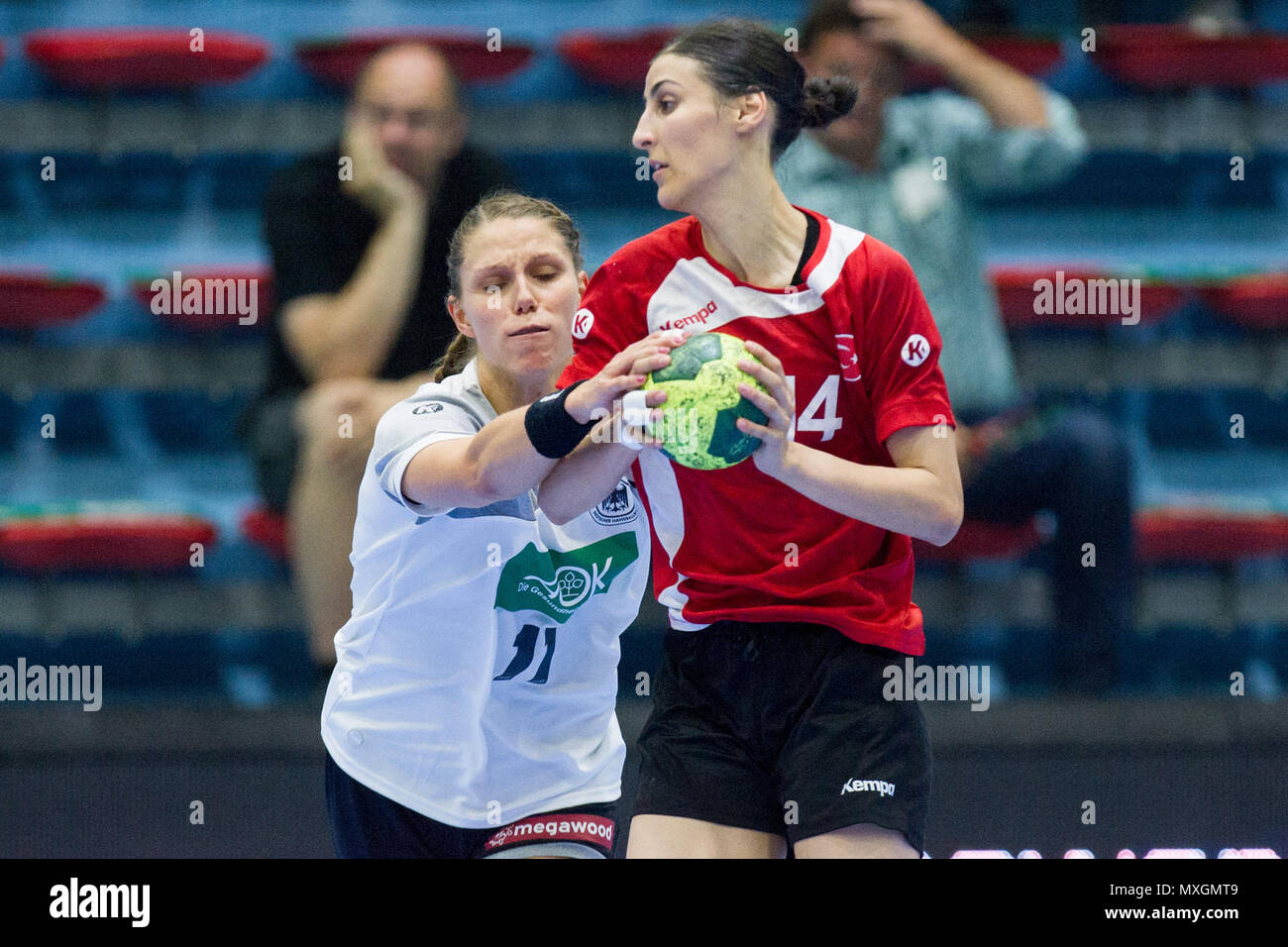Gummersbach, Deutschland. 03rd June, 2018. Xenia SMITS (l., GER) vs. Nurceren AKGUEN GOEKTEPE (Akgssn Goktepe, TUR), Action, duels, Handball Women's European Championship Qualification, Group 6, Germany (GER) - Turkey (TUR) 40:17, on 02.06.2018 in Gummersbach/Germany. | usage worldwide Credit: dpa/Alamy Live News Stock Photo