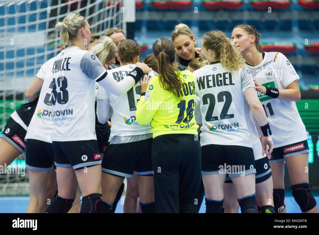 Gummersbach, Deutschland. 03rd June, 2018. The German players are happy about the victory, jubilation, cheering, cheering, joy, cheers, celebrate, final jubilation, half figure, half figure, Handball European Championship Qualification of Women, Group 6, Germany (GER) - Turkey (TUR) 40: 17, on 02.06.2018 in Gummersbach/Germany. | usage worldwide Credit: dpa/Alamy Live News Stock Photo