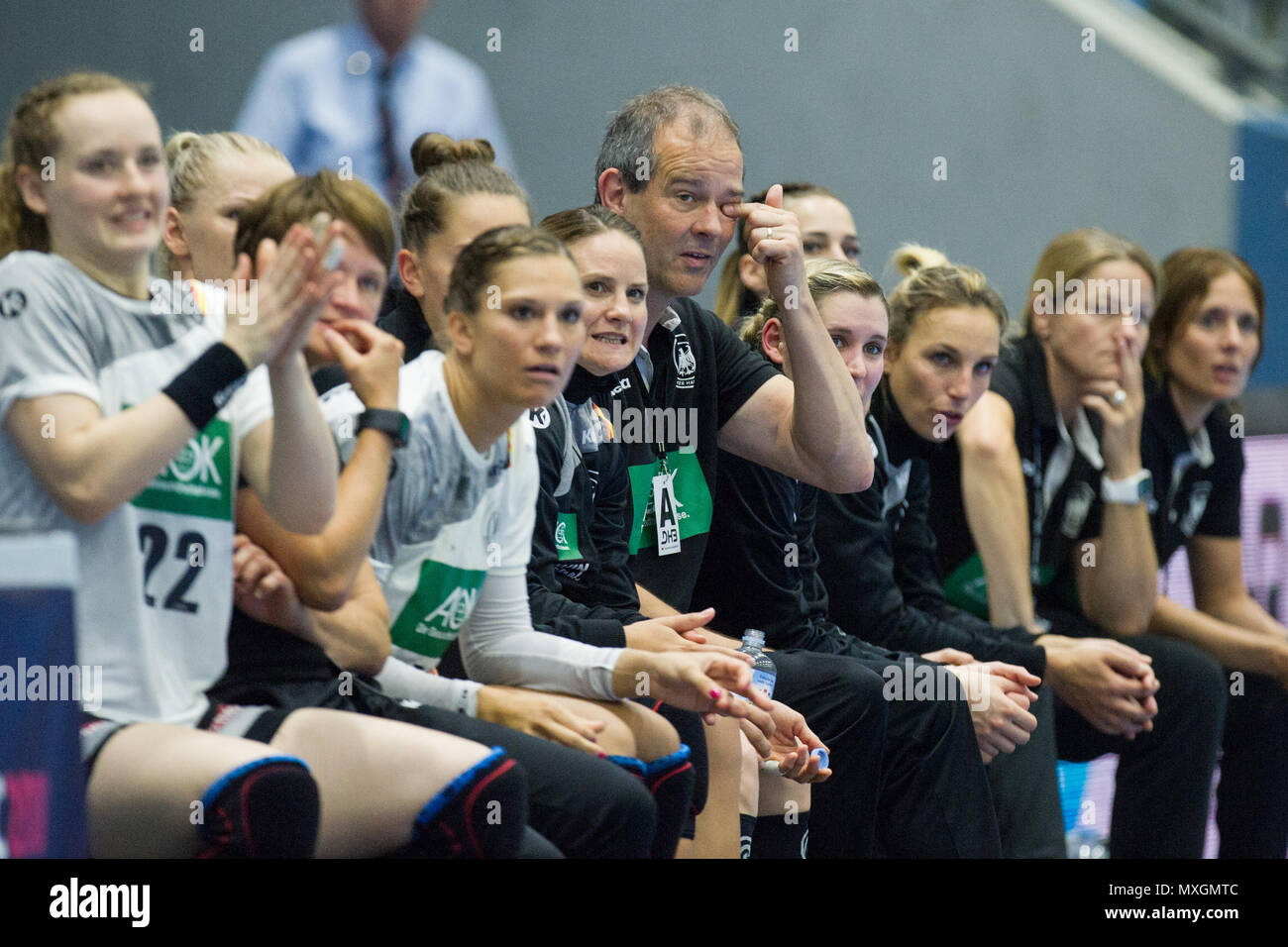 Gummersbach, Deutschland. 03rd June, 2018. Henk GROENER (mi., Coach, GER) sits on the bench and rubs his eyes, half figure, half figure, gesture, gesture, handball Women's European Championship Qualification, Group 6, Germany (GER) - Turkey (TUR) 40: 17, on 02.06.2018 in Gummersbach/Germany. | usage worldwide Credit: dpa/Alamy Live News Stock Photo