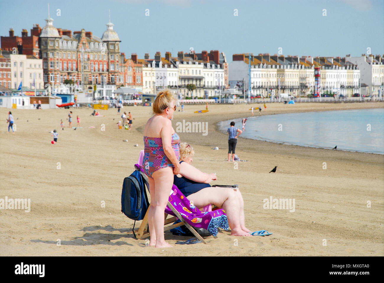 Weymouth. 4th June 2018. UK Weather: Weymouth still feels Mediterranean on  'back-to-school' Monday and people are already out in the sunshine before 10 o'clock in the morning Credit: stuart fretwell/Alamy Live News Stock Photo