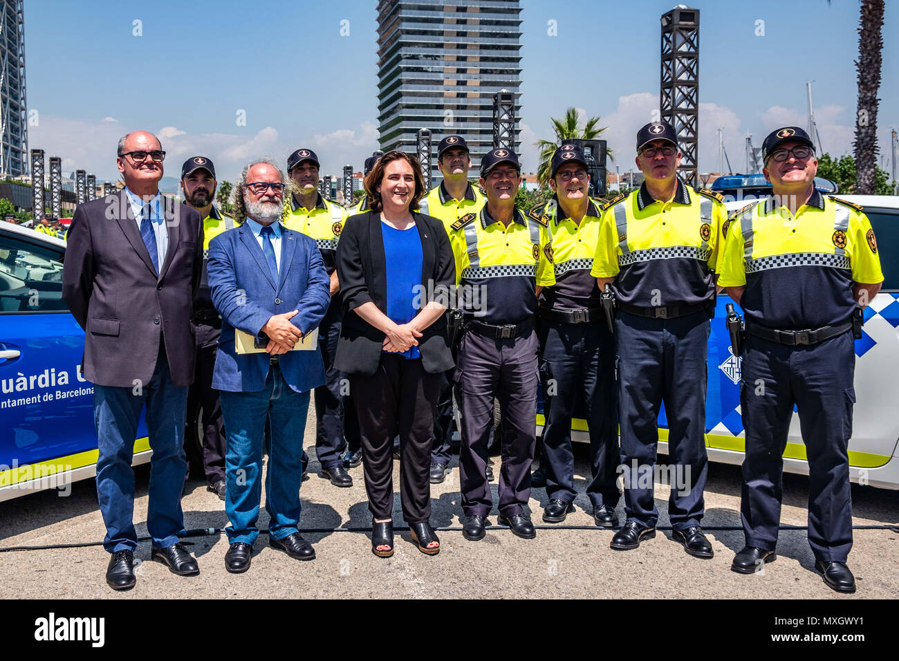 Barcelona, Catalonia, Spain. 4th June, 2018. Mayor Ada Colau and the security commissioner Amadeu Recasens are seen in a group photo with the urban guard of Barcelona. With the presence of Mayor Ada Colau and the security commissioner Amadeu Recasens, the presentation of the new patrol vehicle fleet of the Guardia Urbana de Barcelona Police has taken place. The investment was 12.6 million euros. The new vehicles with a hybrid system allow a fuel saving of 608 euros per vehicle per year. These new cars are equipped with new communication technology and cameras with license plate recognition. L Stock Photo