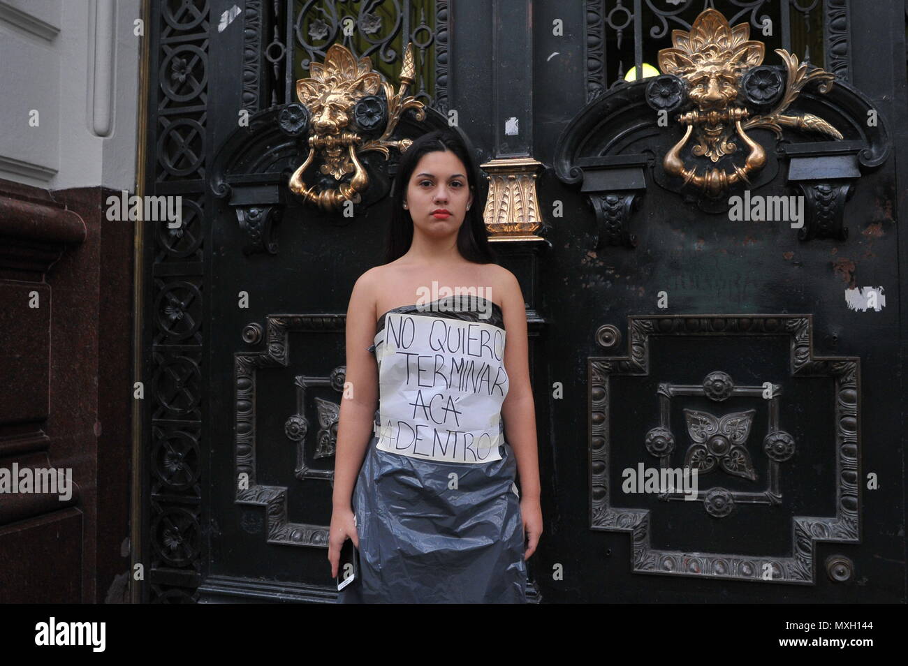 Buenos Aires, Buenos Aires, Argentina. 4th June, 2018. A young woman, dressed with a black plastic bag an bearing a sign reading ''I don't want to end inside this'', takes part of the ''Ni una menos'' rally.''Ni una menos'', Spanish for ''Not one woman less'' is an Argentine feminist movement that started in 2015 after the murder of 14 years old Chiara Paez, and is now spread across several Latin American countries, campaigning against gender violence. Credit: Patricio Murphy/ZUMA Wire/Alamy Live News Stock Photo