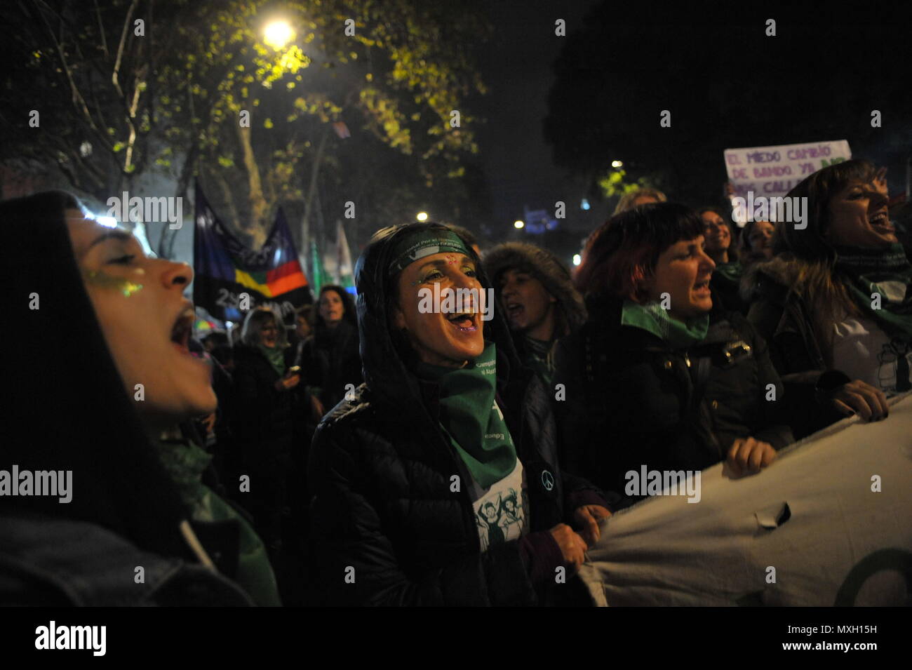 Buenos Aires, Buenos Aires, Argentina. 4th June, 2018. Women bearing the pro abortion symbol, a green kerchief, sing and shout during the ''Ni una menos'' rally. ''Ni una menos'', Spanish for ''Not one woman less'' is an Argentine feminist movement that started in 2015 after the murder of 14 years old Chiara Paez, and is now spread across several Latin American countries, campaigning against gender violence. Credit: Patricio Murphy/ZUMA Wire/Alamy Live News Stock Photo