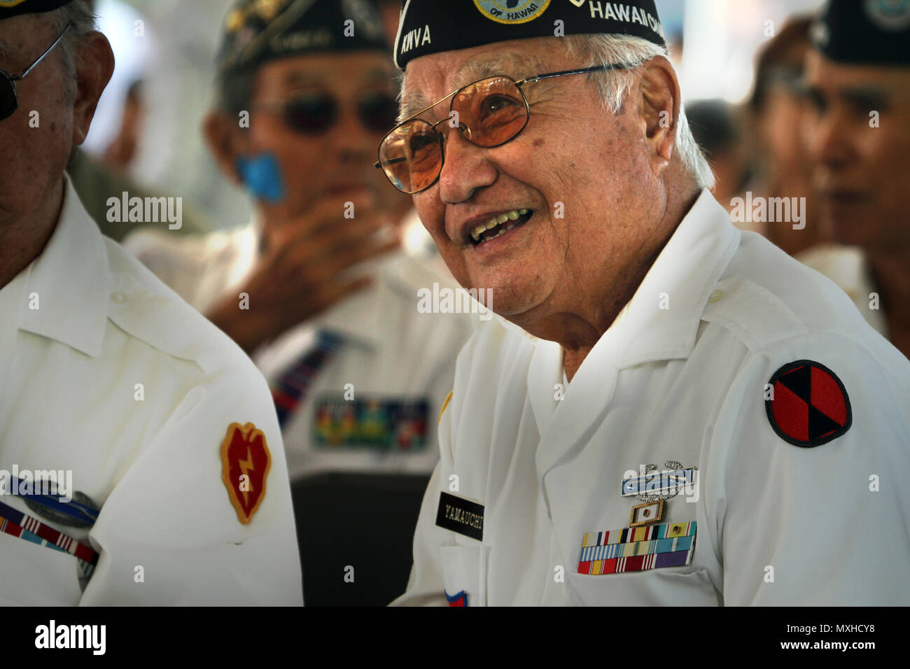 Are banks and the post office open on veterans day