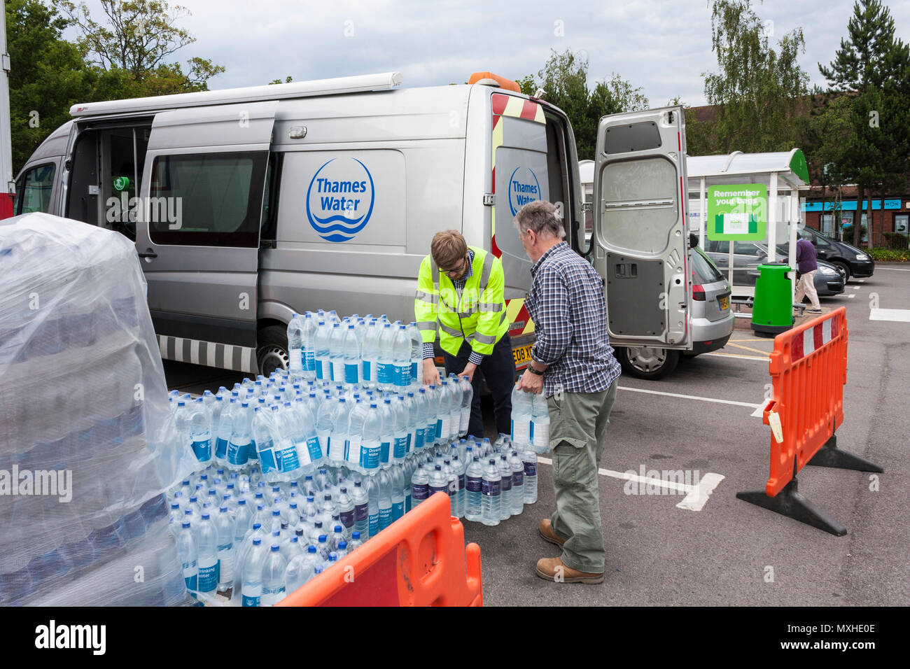 Thames Water staff hand out free bottles of drinking water to customers without a water supply. Reading, Berkshire, England, GB, UK. 30th June 2014 Stock Photo
