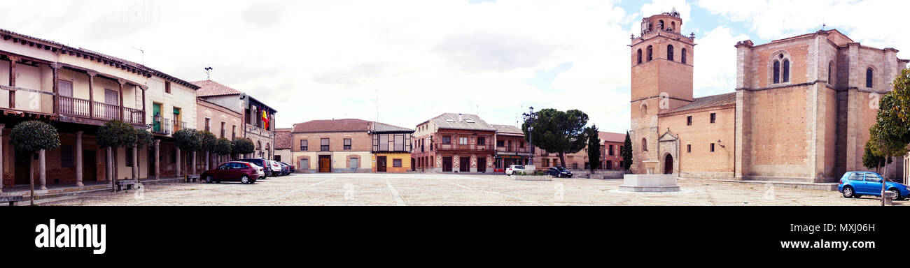 Panorámica de la plaza Mayor de Martín Muñoz de las Posadas con el Ayuntamiento y la iglesia de Nuestra Señora de la Asunción. Segovia. Castilla León. Stock Photo