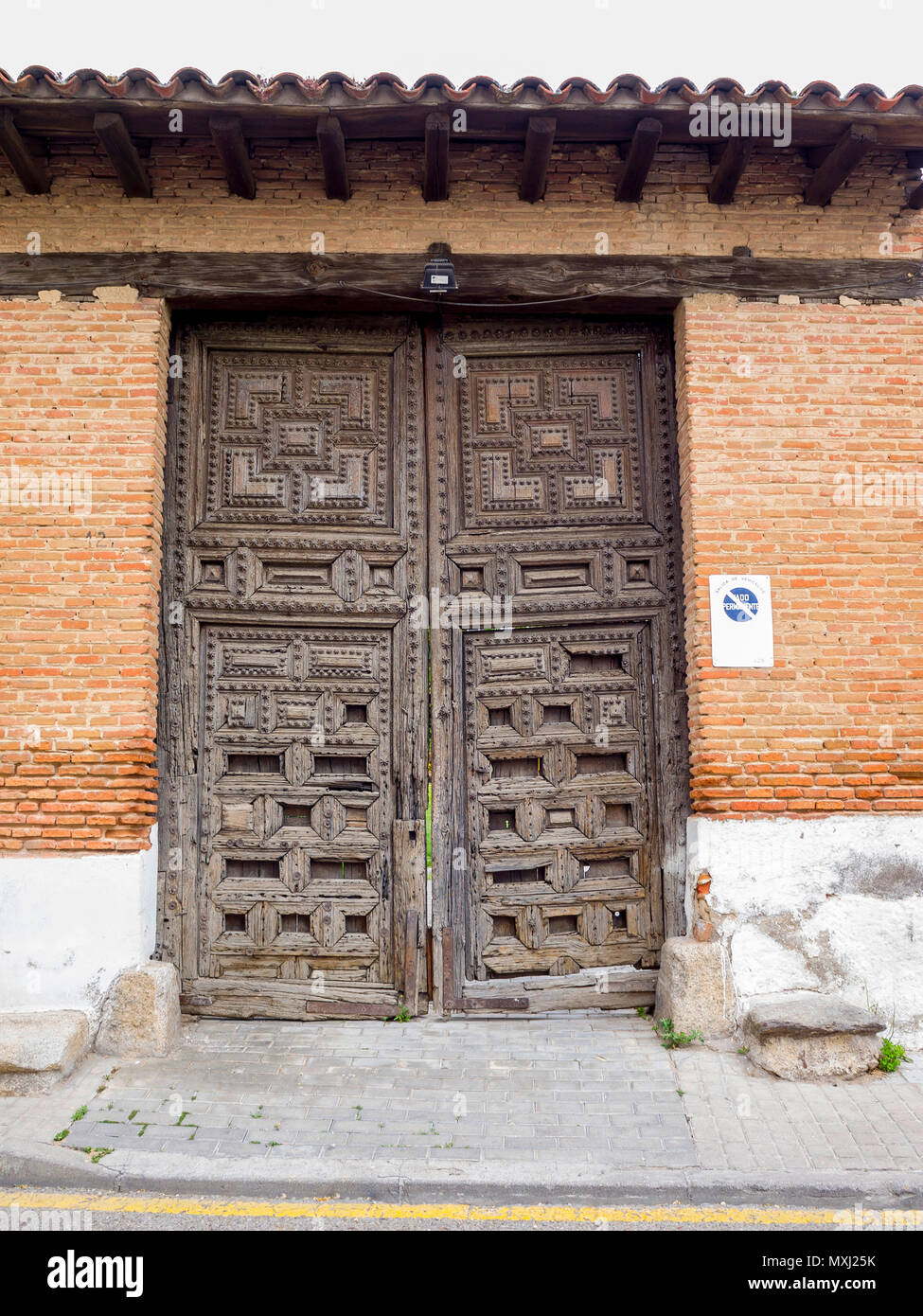 Antigua puerta de madera. Pueblo de Fuente el Saz del Jarama. Cuenca del Medio Jarama.  Madrid. España. Stock Photo