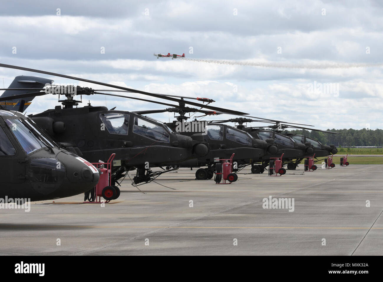U s army apache helicopters hi-res stock photography and images - Alamy