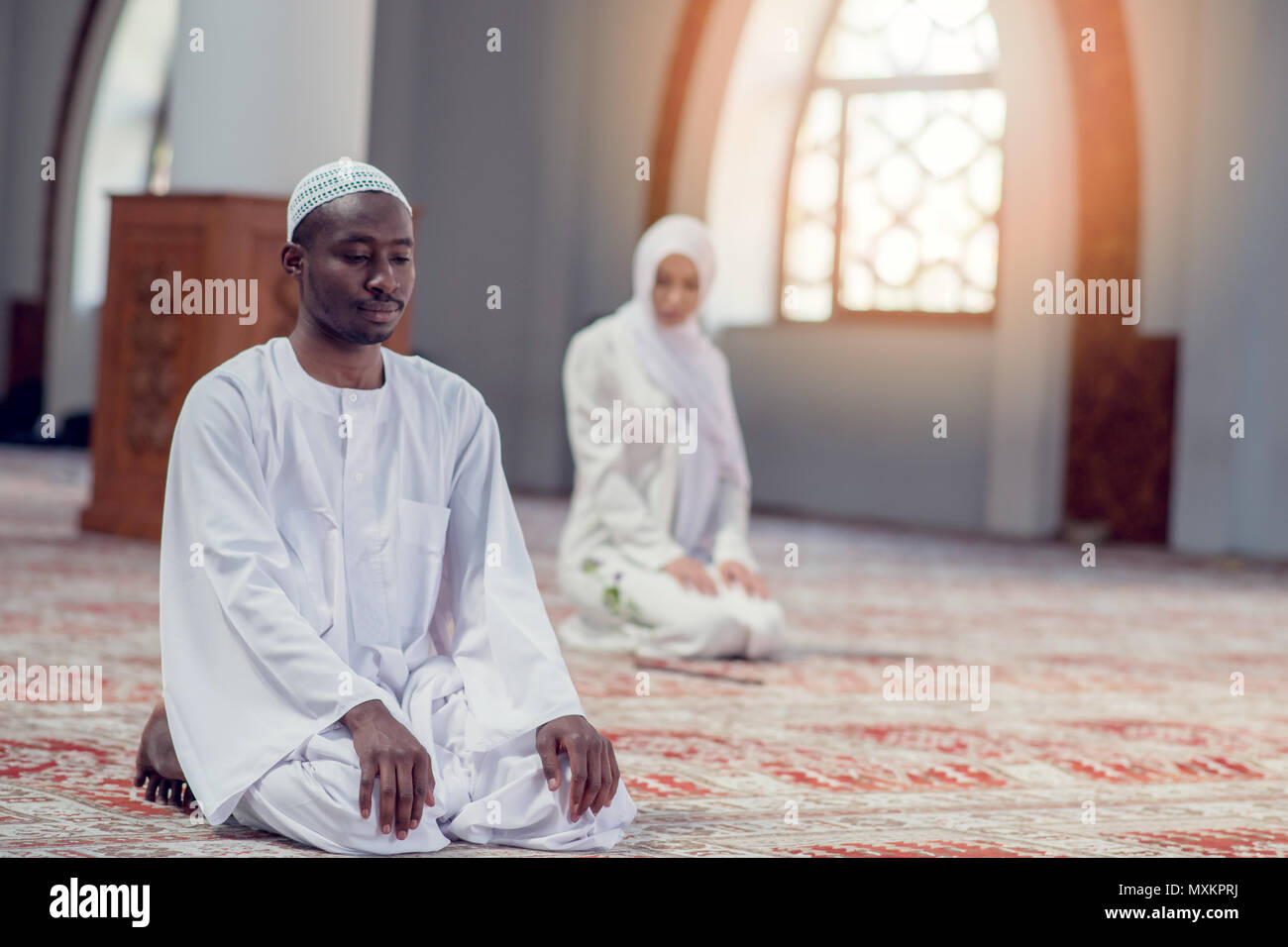 muslim-husband-and-wife-praying