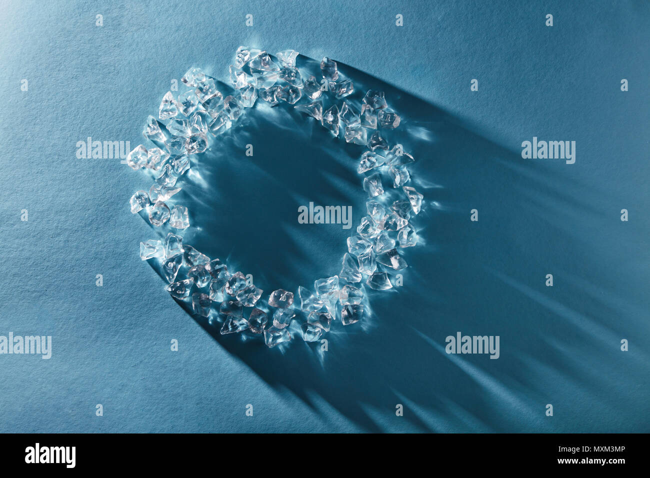 https://c8.alamy.com/comp/MXM3MP/creative-round-frame-of-ice-cubes-on-a-blue-background-flat-lay-MXM3MP.jpg