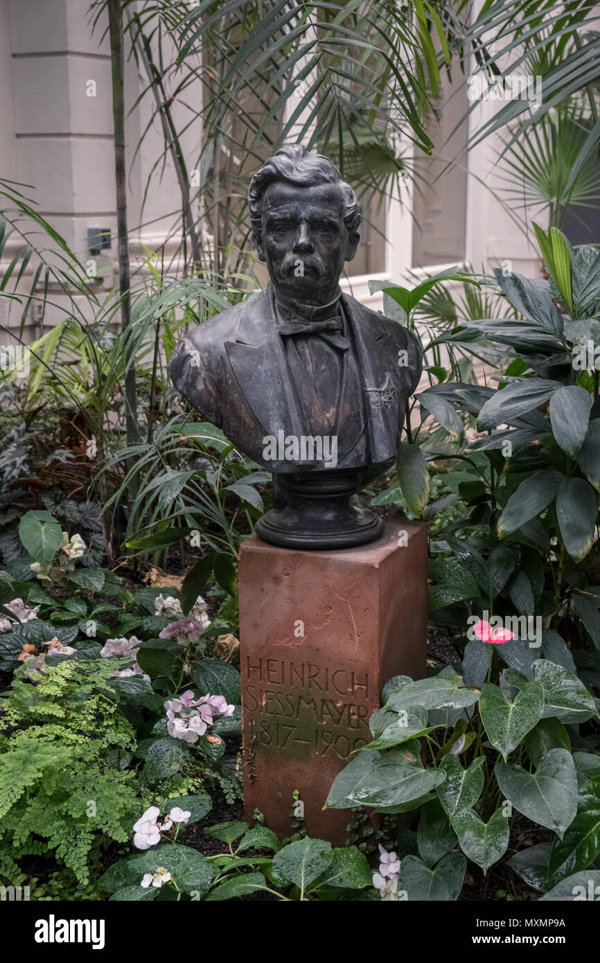 Bronze bust of Heinrich Siesmayer, architect and financier of  Palmengarten, Palm House building, Westend-Süd district, Frankfurt am Main, Germany. Stock Photo