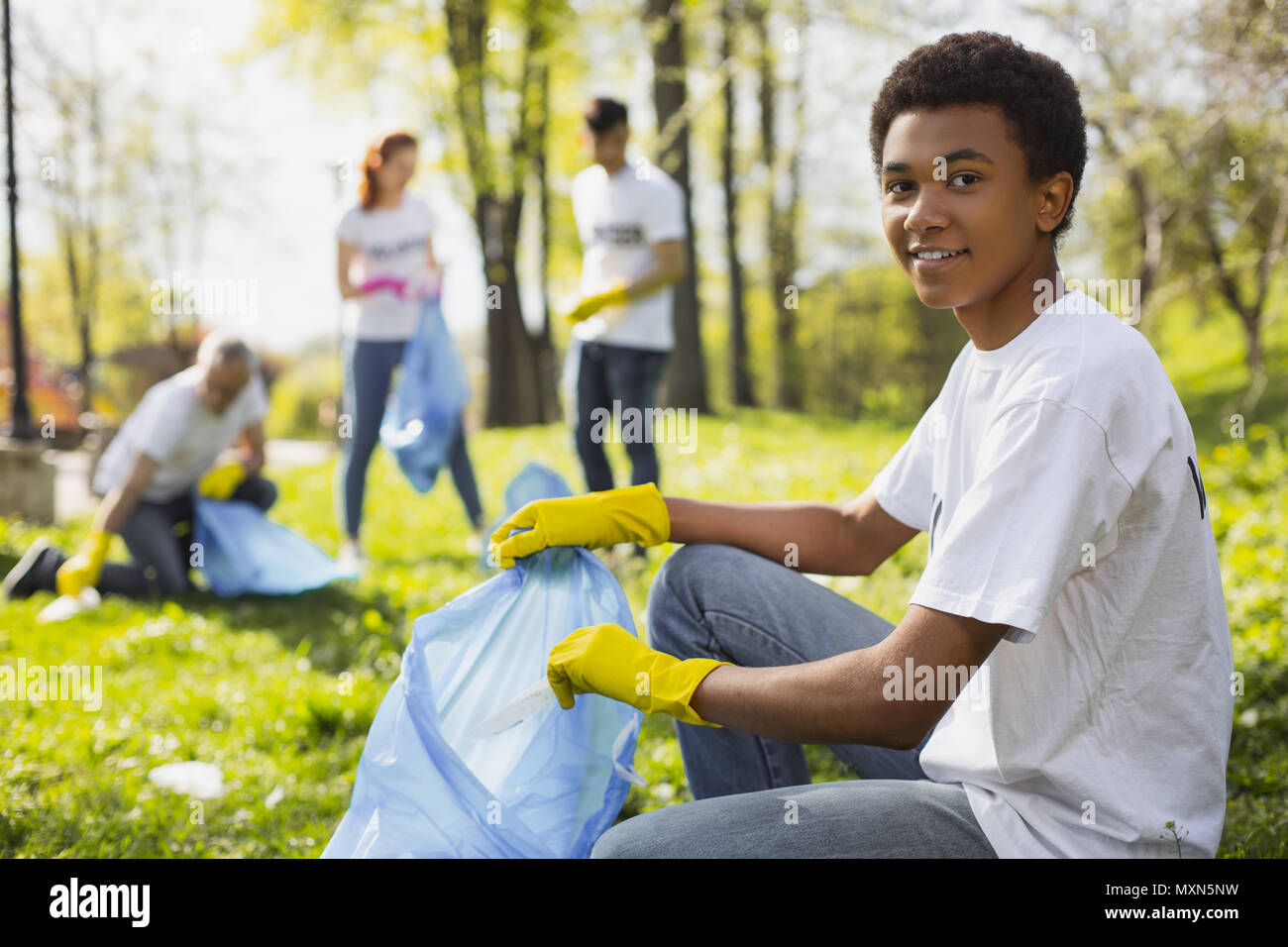 Volunteer volunteering hi-res stock photography and images - Alamy
