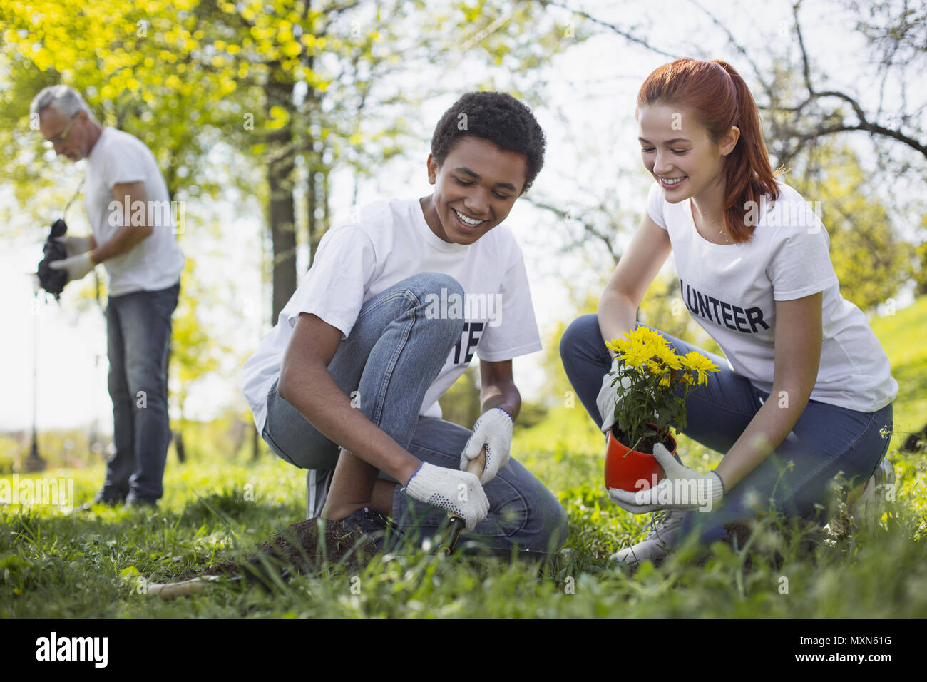 Volunteering man hi-res stock photography and images - Alamy