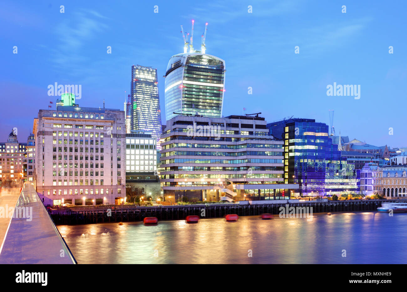 Night view of tower bridge the city of london skyline hi-res stock ...