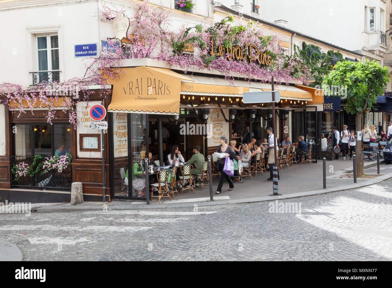 Vrai Paris restaurant, 33 Rue des Abbesses, 75018 Paris, France, Europe. Stock Photo