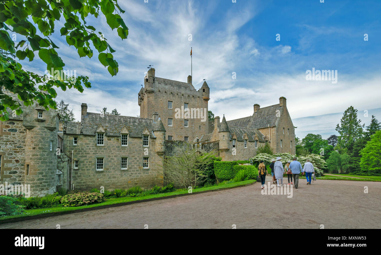 CAWDOR CASTLE NAIRN SCOTLAND PEOPLE VISITING THE CASTLE AND GARDENS Stock Photo