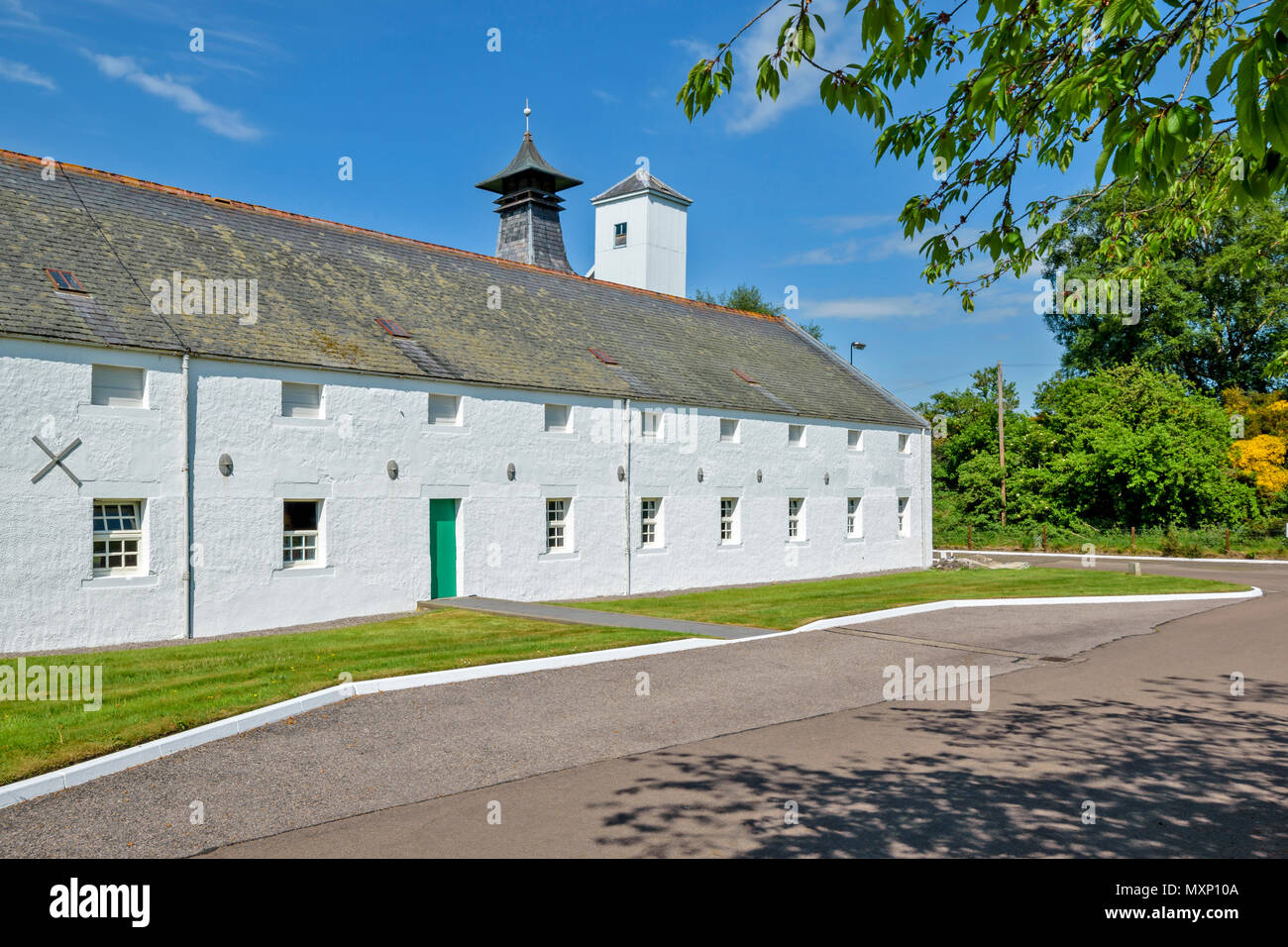 DALLAS DHU MALT WHISKY DISTILLERY FORRES SCOTLAND HISTORIC LONG WHITE OUTER BUILDINGS Stock Photo