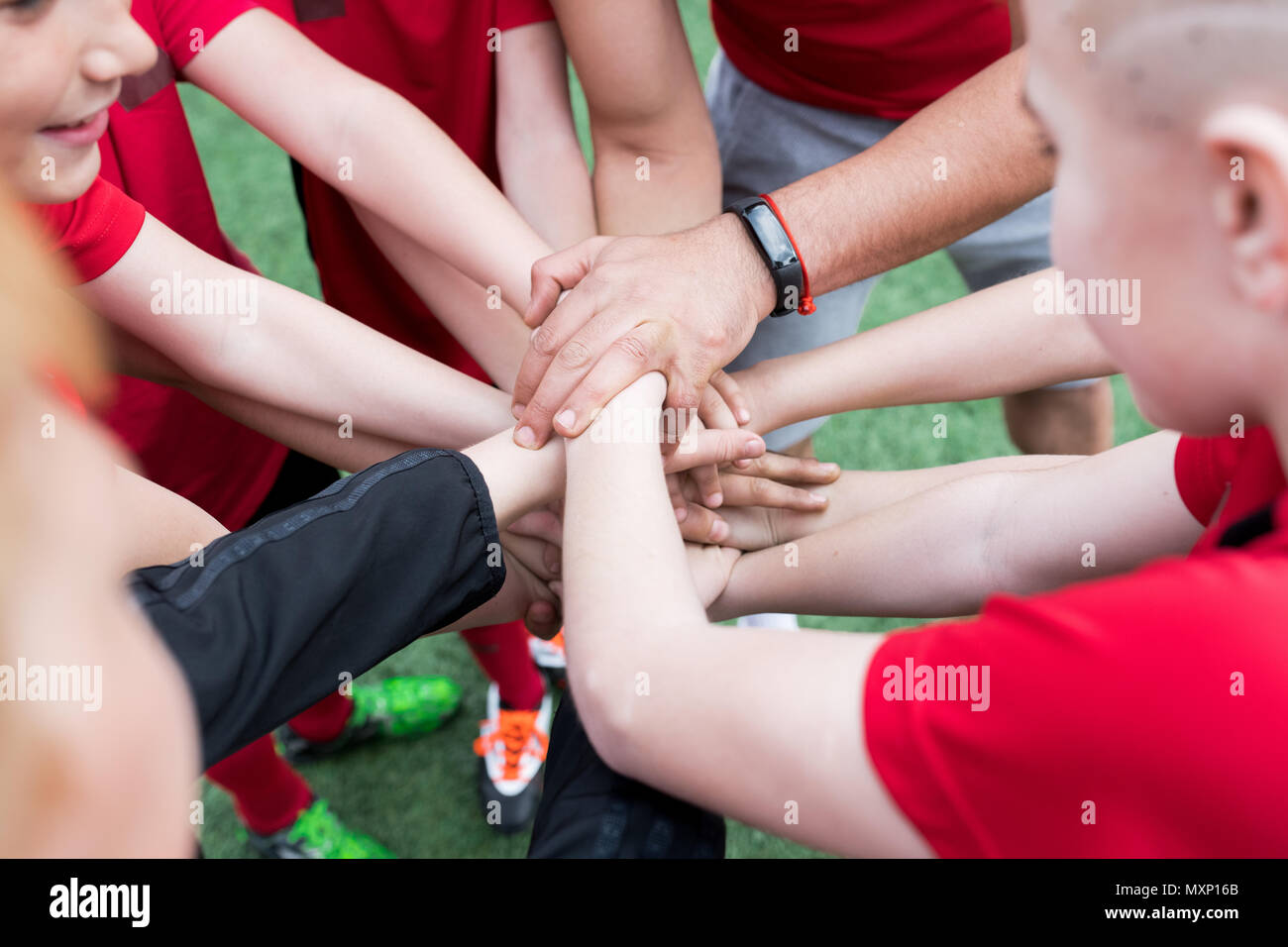жест окей фото. тренинг на сплочение. кружок игра на руках. дети стоят в кругу. игра разноцветные круги.