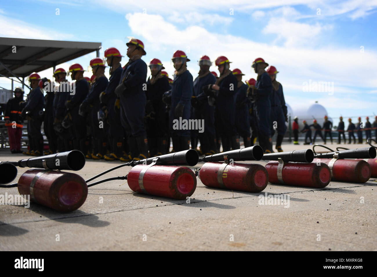 161207NTP832100 JACKSONVILLE, Fla. (Dec. 7, 2016) Sailors receive
