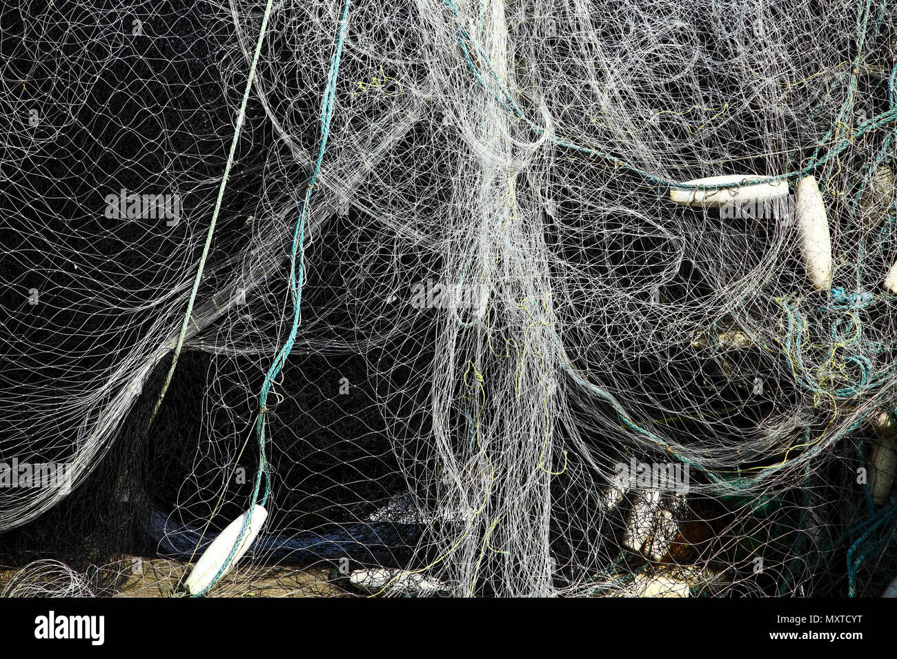 https://c8.alamy.com/comp/MXTCYT/sea-fishing-nets-drying-on-railings-at-the-coast-MXTCYT.jpg