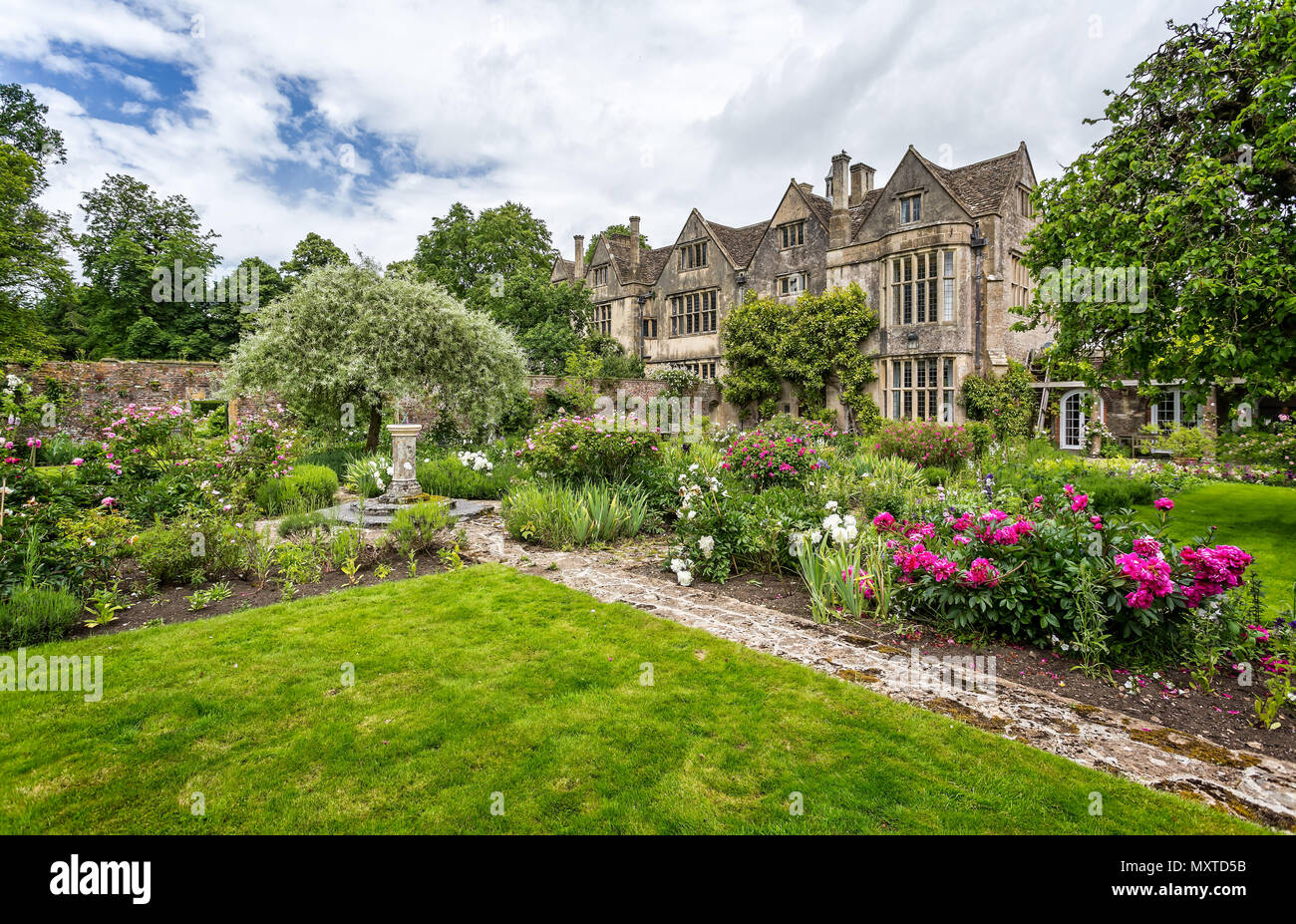 Chimneys english country manor hi-res stock photography and images - Alamy