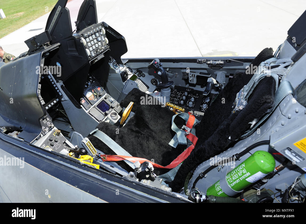 F16 Cockpit High Resolution Stock Photography And Images Alamy