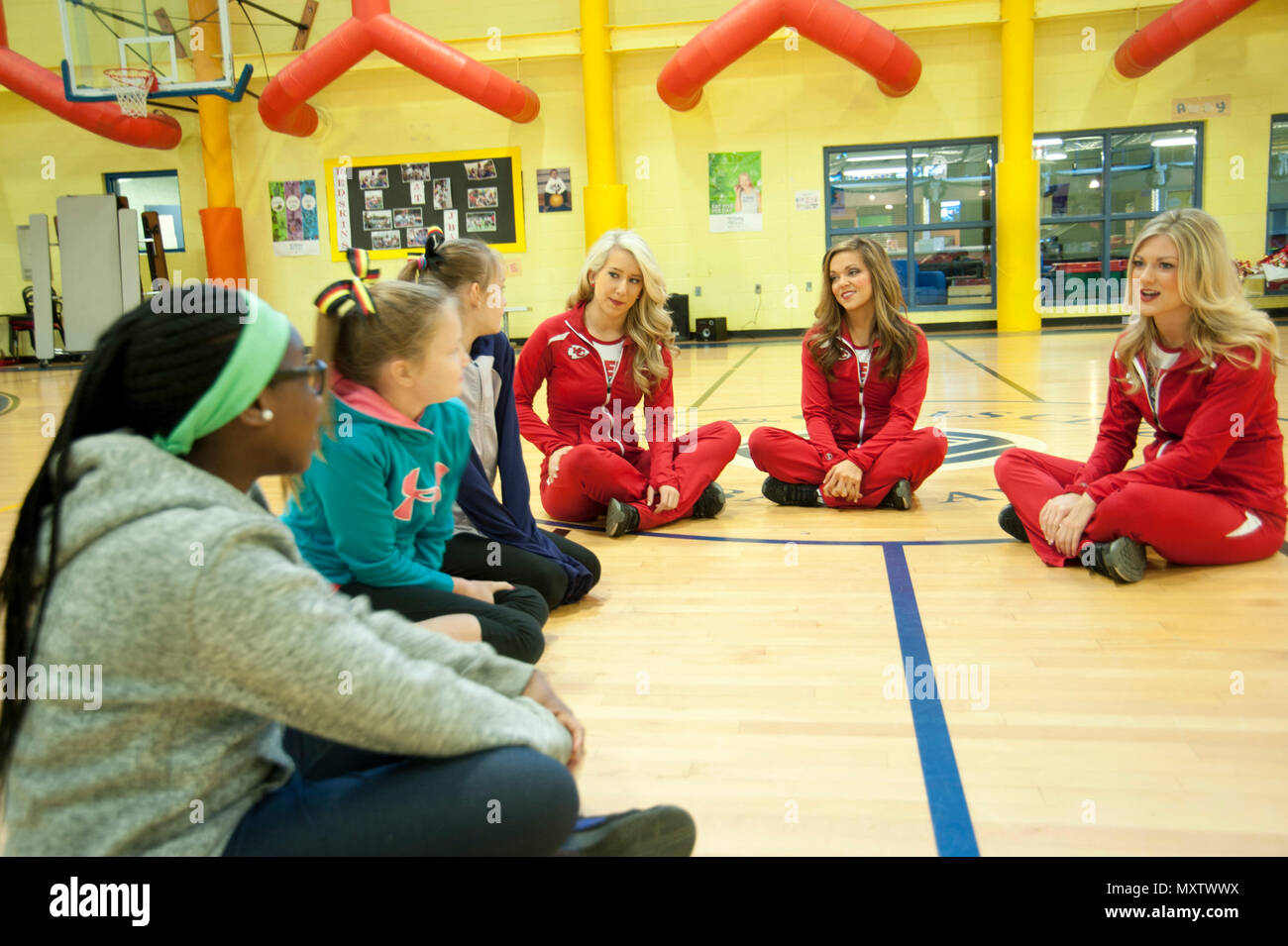 Kansas city chiefs cheerleaders hi-res stock photography and images - Alamy