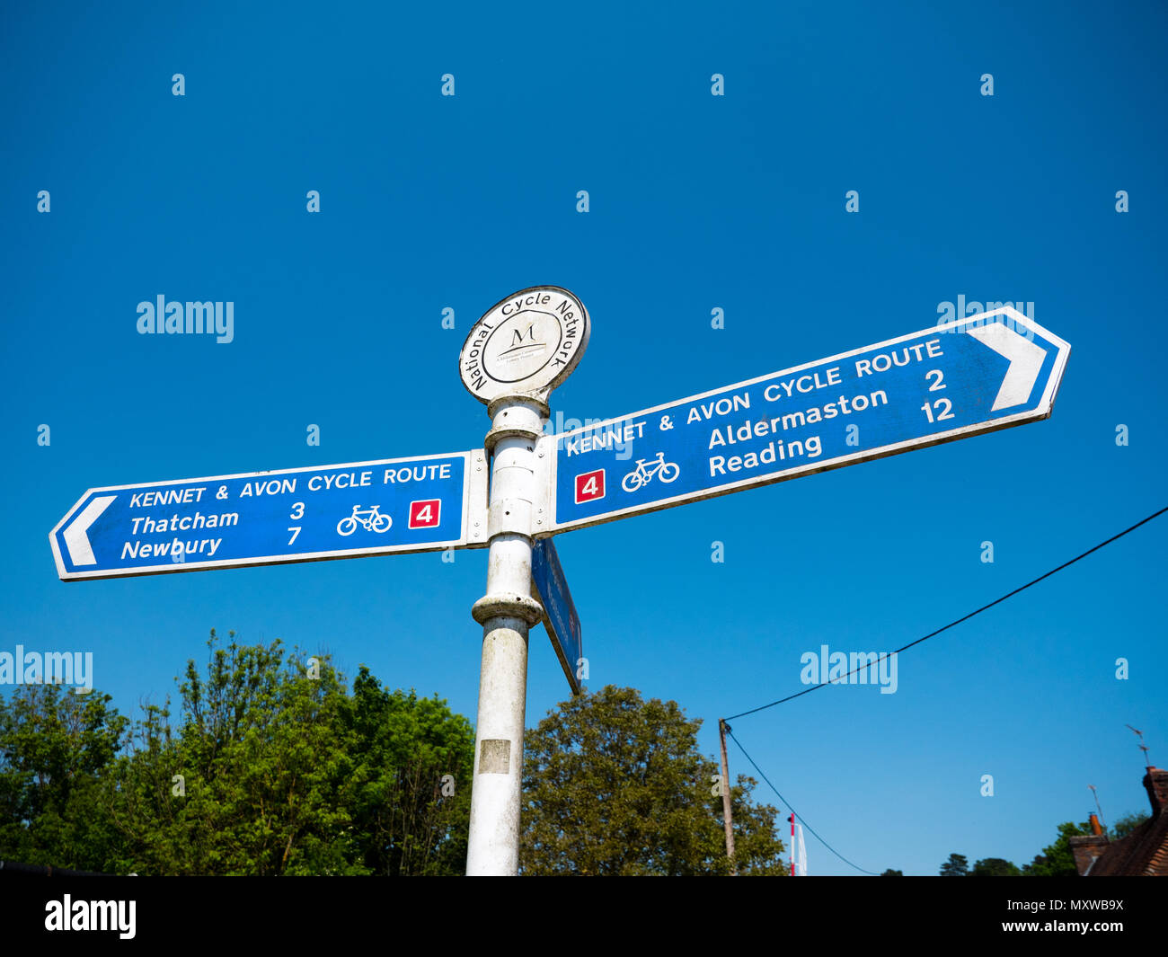 Cycle Path Sign, Kennet and Avon Canal, nr Colthorp Lane, Colthorp, Thatcham, Berkshire, England, UK, GB. Stock Photo