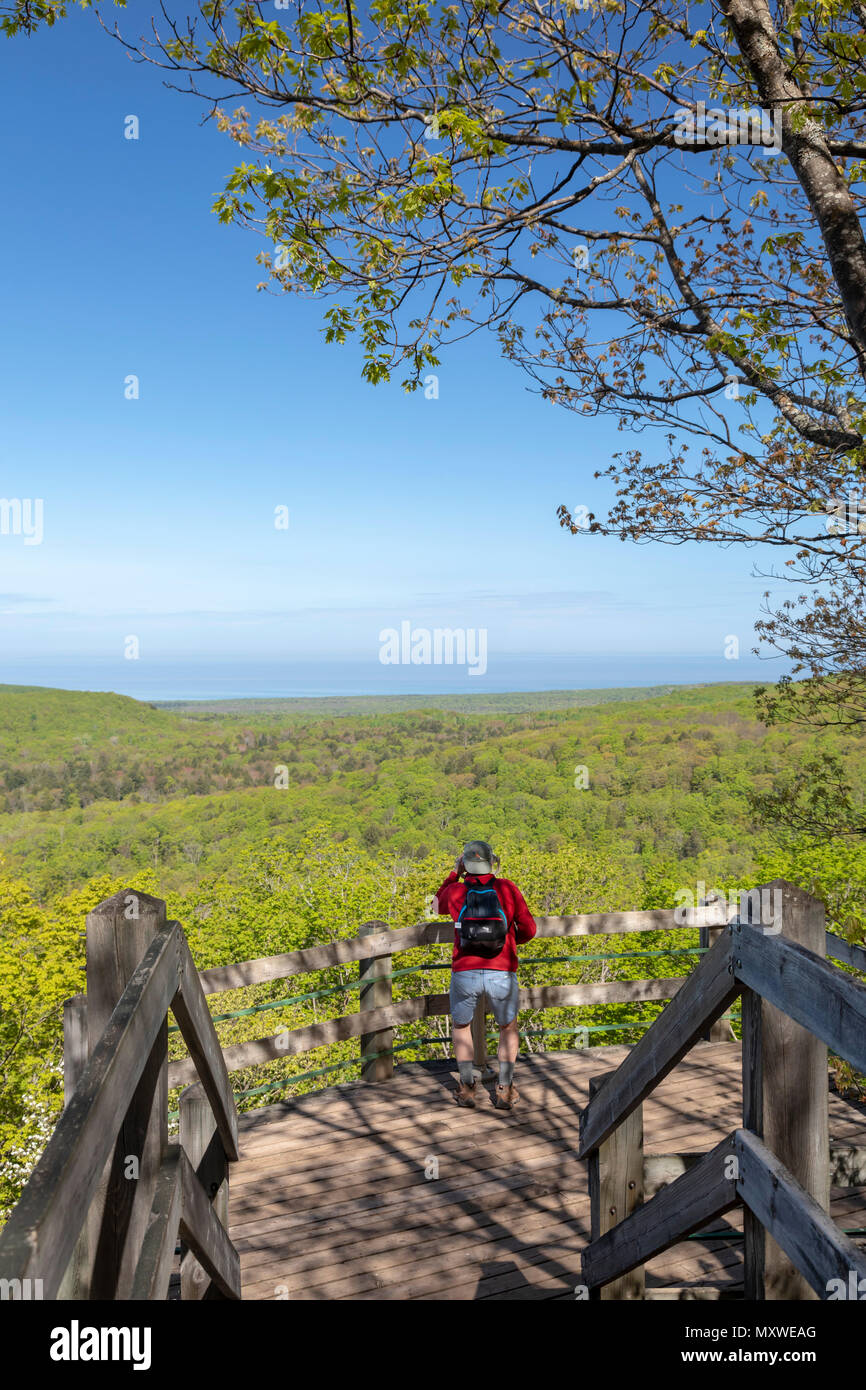 Ontonagon, Michigan - An observation platform on Summit Peak, the highest point in Porcupine Mountains Wilderness State Park. Lake Superior is in the  Stock Photo