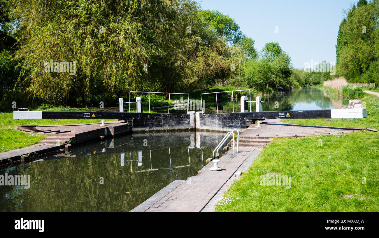 Widmead Lock, Kennet and Avon Canal,Thatcham, Newbury, Berkshire, England, UK, GB. Stock Photo