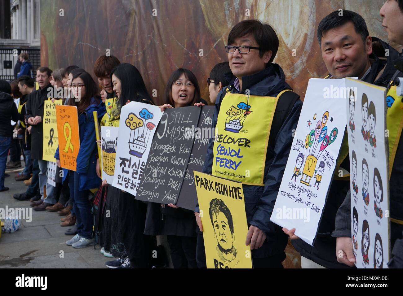 Shadow people street crowd hi-res stock photography and images - Alamy