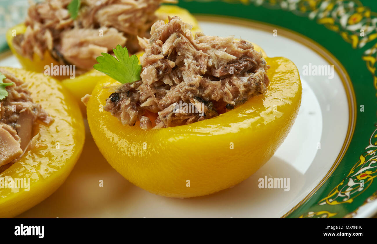 Perziken met tonijn, Peaches stuffed with tuna Stock Photo - Alamy