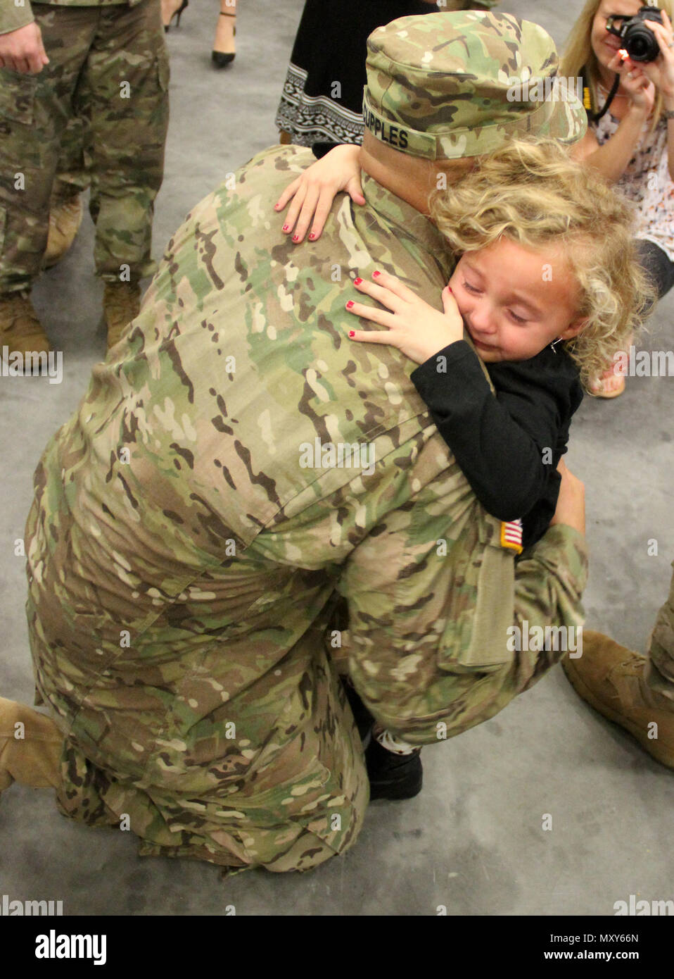 A Soldier of 6th Squadron, 8th Cavalry Regiment, 2nd Infantry Brigade Combat Team, 3rd Infantry Division, reunites with loved ones on Fort Stewart, Georgia, December 13, 2016. Troopers of 6-8 Cav. returned from a five-month rotation supporting Joint Multinational Training Group-¬Ukraine, building sustainable training capacity and capability within Ukrainian land forces. (U.S. Army photo by Sgt. Joshua Laidacker/Released) Stock Photo