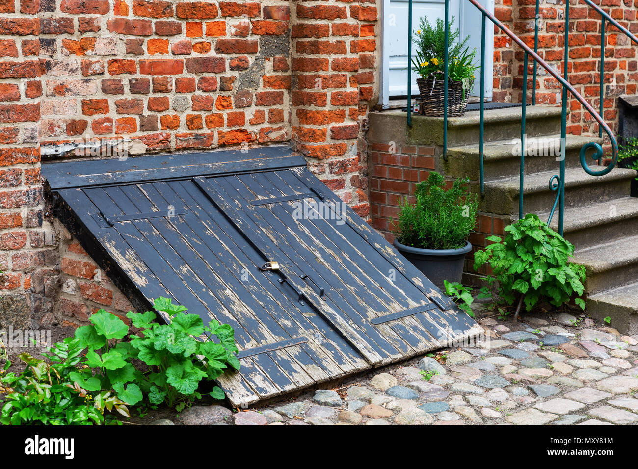 Coal cellar hi res stock photography and images Alamy