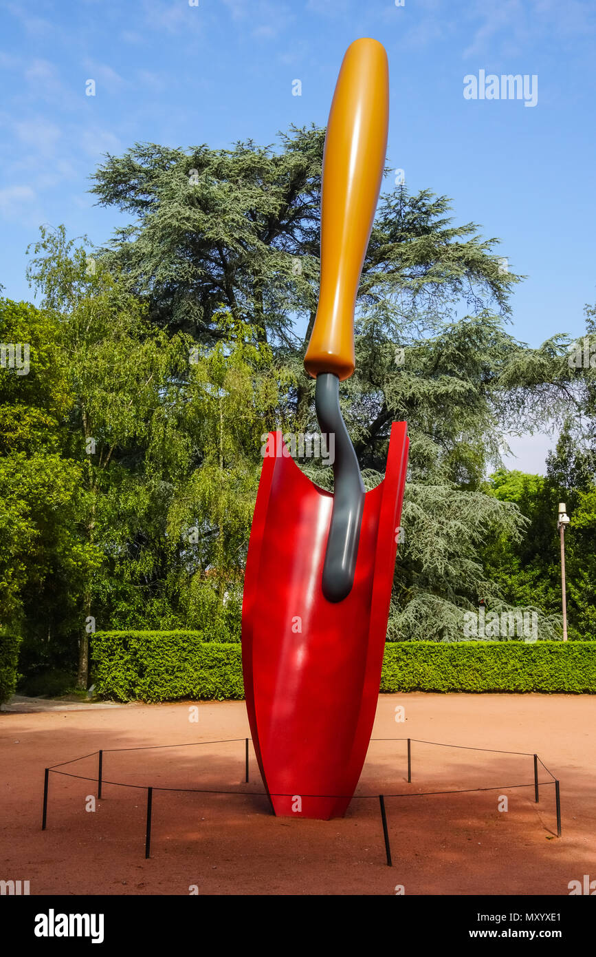 Garden spade, sculpture by Claes Oldenburg, Serralves Park, Porto ...