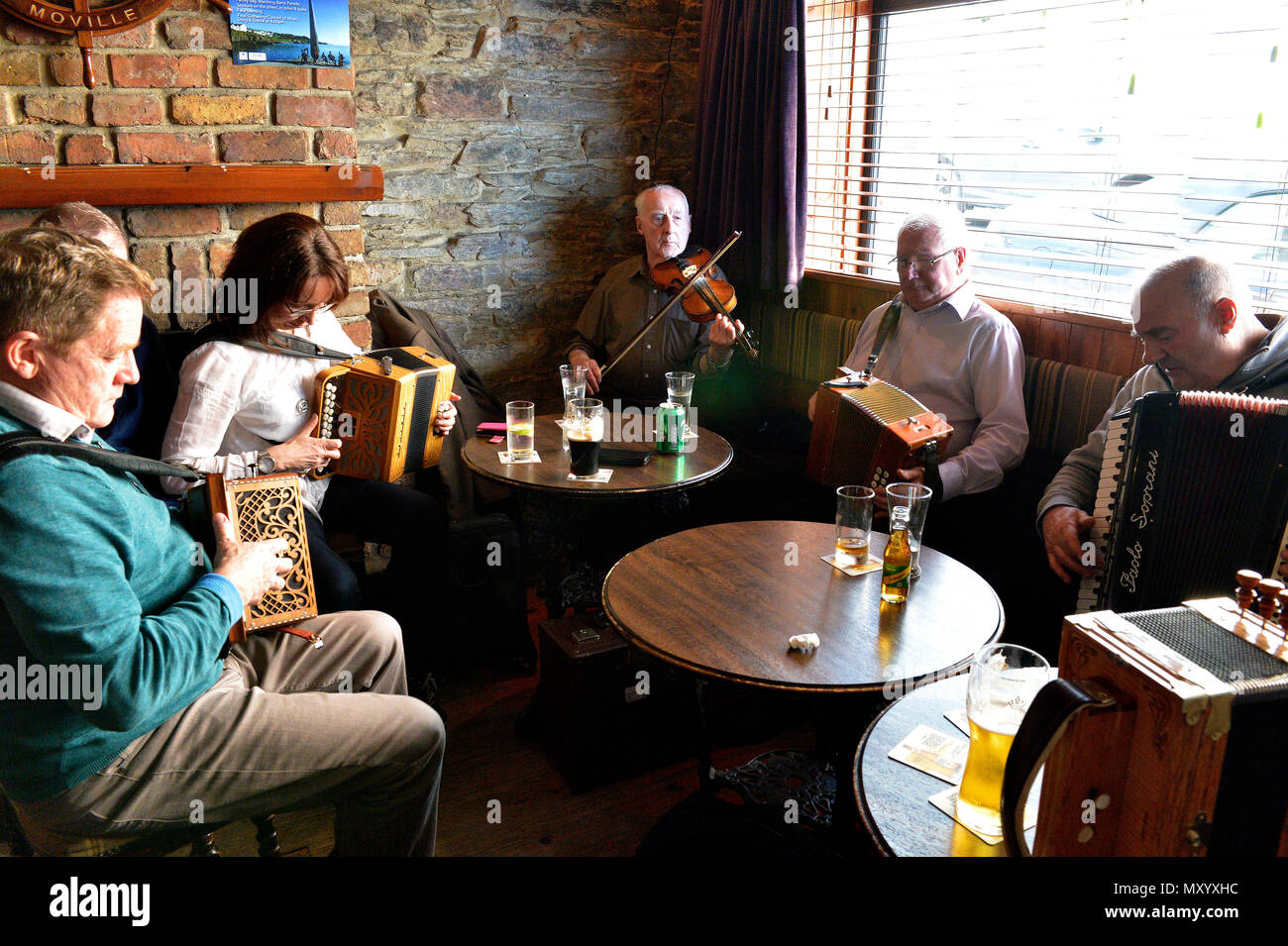 Musicians playing traditional Irish music in a pub in Moville, Inishiwen, County Donegal, Ireland. Stock Photo