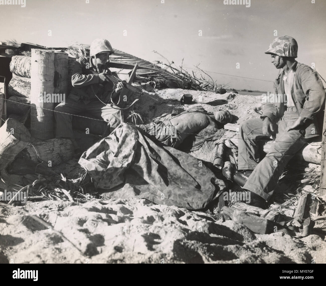 Two marines pose with a dead Japanese at battle of Tarawa Stock Photo